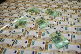Dattes, rasoirs, chargeurs… les cachettes insolites des 1,2 million d’euros saisis par la Douane