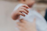 Drame à Athènes : une mère algérienne accusée d’avoir asphyxié sa fille de 3 ans
