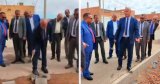 Marteau en main… Le wali de Tindouf déclare la guerre à la fraude sur les chantiers [VIDÉO]