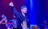 Soolking stoppe net son concert pour défendre une femme agressée à cause d’un drapeau (…)